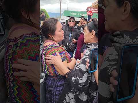 Caravana fúnebre del Agente Geovani Darío Tecú Sesam, a su paso por San Miguel Chicaj..BV