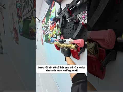 Anh thanh niên rửa xe vì quá yêu nghề