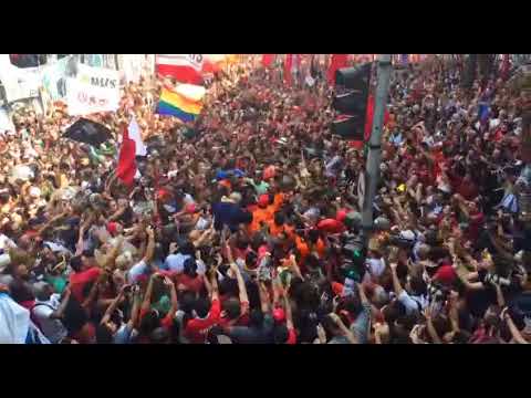 Lula não é mais um ser Humano , Lula é Uma Ideia.......... Lula sai nos braços do povo!
