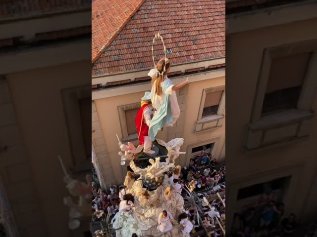 Vídeo relacionado con Gallardete Religioso JHS - Colgadura Burdeos 70x150 cm con Impresión Dorada | Decoración para Balcones en Semana Santa, Procesiones y Celebraciones Religiosas