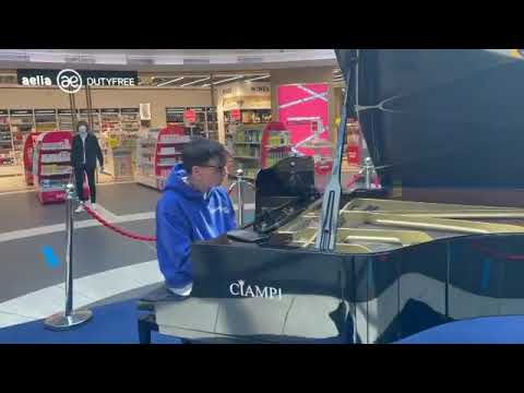 ULTIMO canta BUONGIORNO VITA in aeroporto (Instagram)