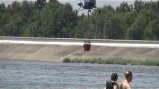 preview picture of video 'Helikopter nabiera wody do pożaru - Poraj 11.07.2010r.'