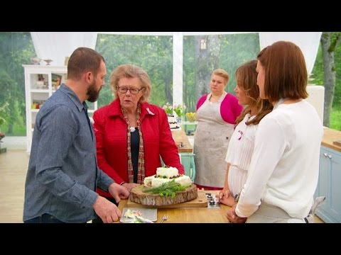 Johan Sörberg och Birgitta Rasmusson bedömer tårtorna i paradbaket - Hela Sverige Bakar (TV4)