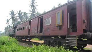 preview picture of video 'Sri Lanka,ශ්‍රී ලංකා,Ceylon,Train Spotting'