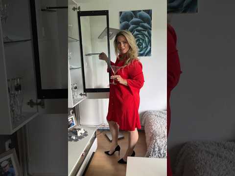 Michelle Williams| Housewife| Aperitif| Indulge| Home walk|  #housewife #blonde #dress #heels