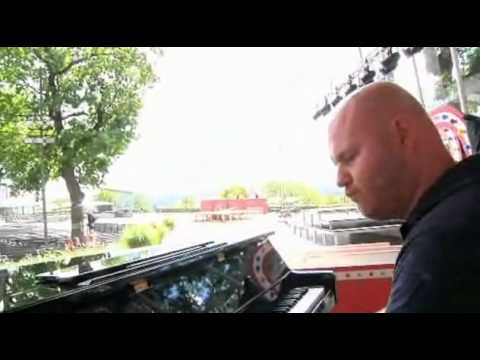 Fredrik Kempe plays "Popular" at Allsang på Skansen