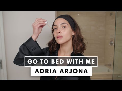 アドリア・アルホナの潤いツヤ肌ガイド｜Go To Bed With Me｜ハーパーズ バザー (Adria Arjona's Guide to Hydrated & Glowy Skin | Go To Bed With Me | Harper's BAZAAR)