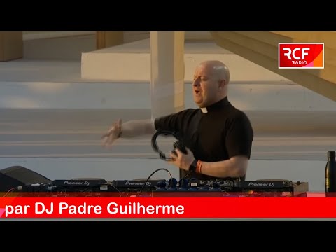 DJ Padre Guilherme réveille les JMJ sur le plus grand stage du monde.