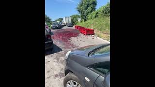 camion-di-ciliegie-si-ribalta-la-frutta-finisce-sull-asfalto-traffico-in-tilt