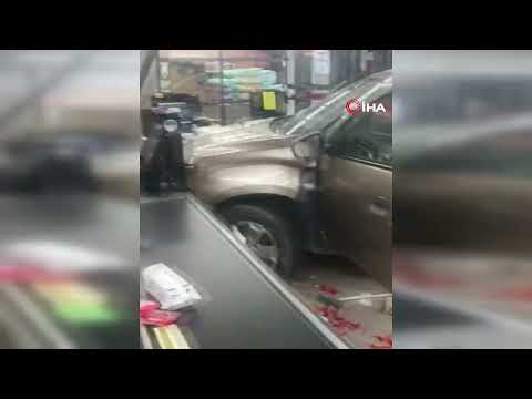 81 yaşındaki sürücü aracı park etmek isterken markete daldı...O anlar kamerada 😮