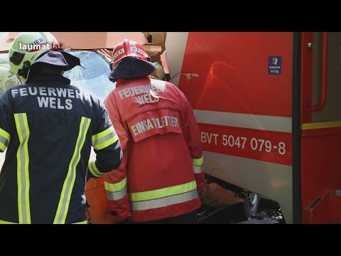 Kleintransporter auf Bahnübergang in Wels von Triebwagen der Almtalbahn erfasst