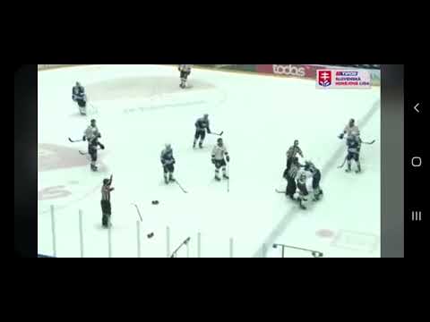 Bitka Lukas Duben #17  vs. František Dej  #32   HK Spartak  Dubnica vs. Modre Kridla Bratislava