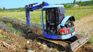 Aksi Excavator Menggali Parit Untuk Irigasi Sawah