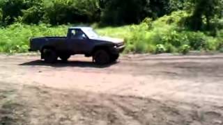 preview picture of video 'Playing in the mud with my 1985 Toyota 4x4 Pickup in Randolph KS'