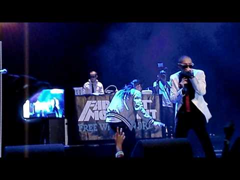 Far East Movement - Fighting for air live/She owns the night live