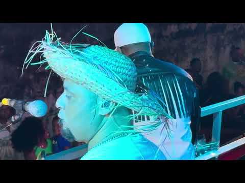 Juca acompanha o arrastão do Psirico no Engenho Velho de Brotas