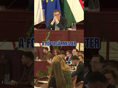Unicummal érkezett Baranyi Krisztina a fővárosi közgyűlésre.🍷😆Karácsony Gergelynek szánta ajándékba.