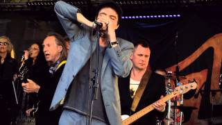 Joakim Thåström hjälper Dag Vag med sång.