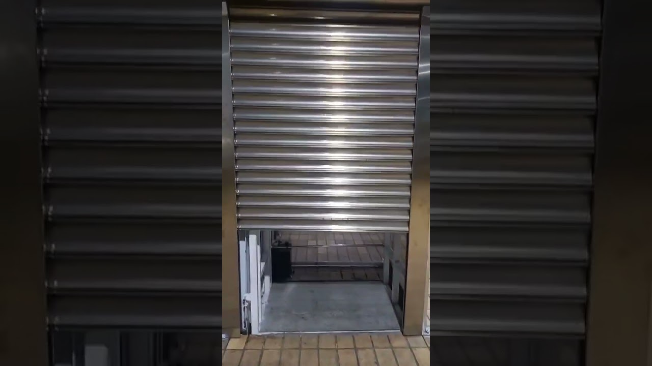 Hydraulic freight elevator
