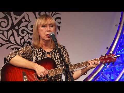 Ieva Akuratere - Kā man klājas (BILDES 2017)