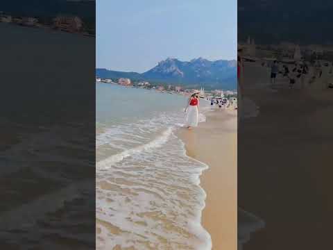 Have you seen China’s Golden Beach? Qingdao’s coastline is pure magic! ✨