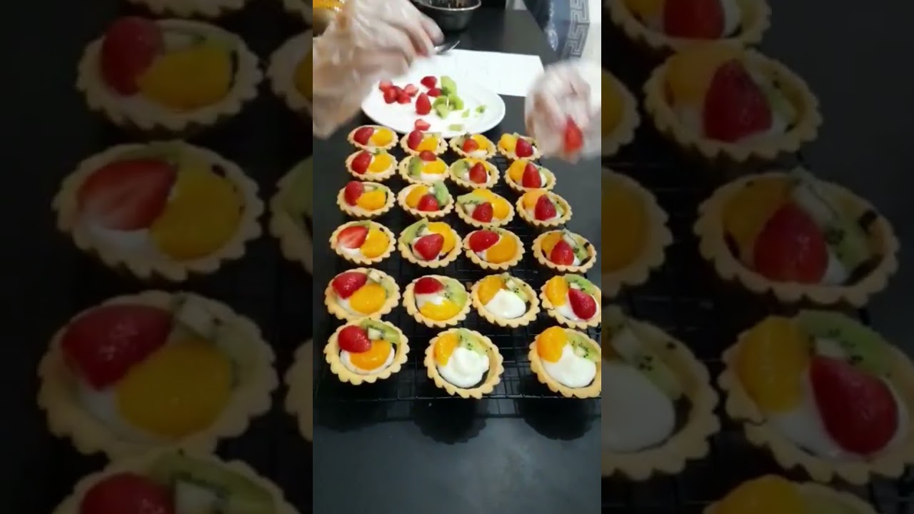 Dekorasi Pastry Decorating with Kiwi Strawberry and Orange Fruit Tart