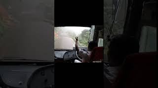 Download lagu Para pengemudi bus Volvo yang melintasi jalan pegunungan dan pengemudi bus biasa berkomunikasi menggunakan klakson udara di hari yang berkabut. mp3