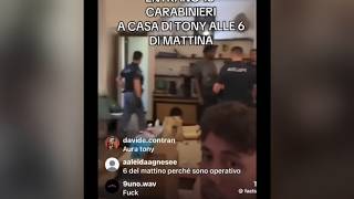 Il rapper Tony Boy in live durante il blitz della polizia: il video