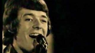 The Hollies - Bus Stop (1966 Live)