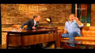 Russell Crowe slags off Ryan O'Neal and the ridiculous clapping in the audience (late late show)