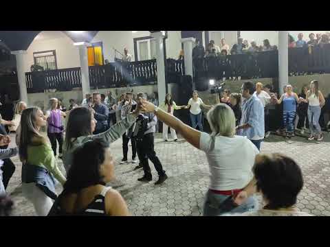 Miki Daniloski - Zeni me mamo/se smeat, mamo se smeat