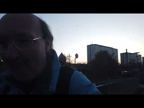 MongoTV_11698 - SPISER 2 FRANSK HOTDOG UDENFOR SENT SØNDAG AFTEN