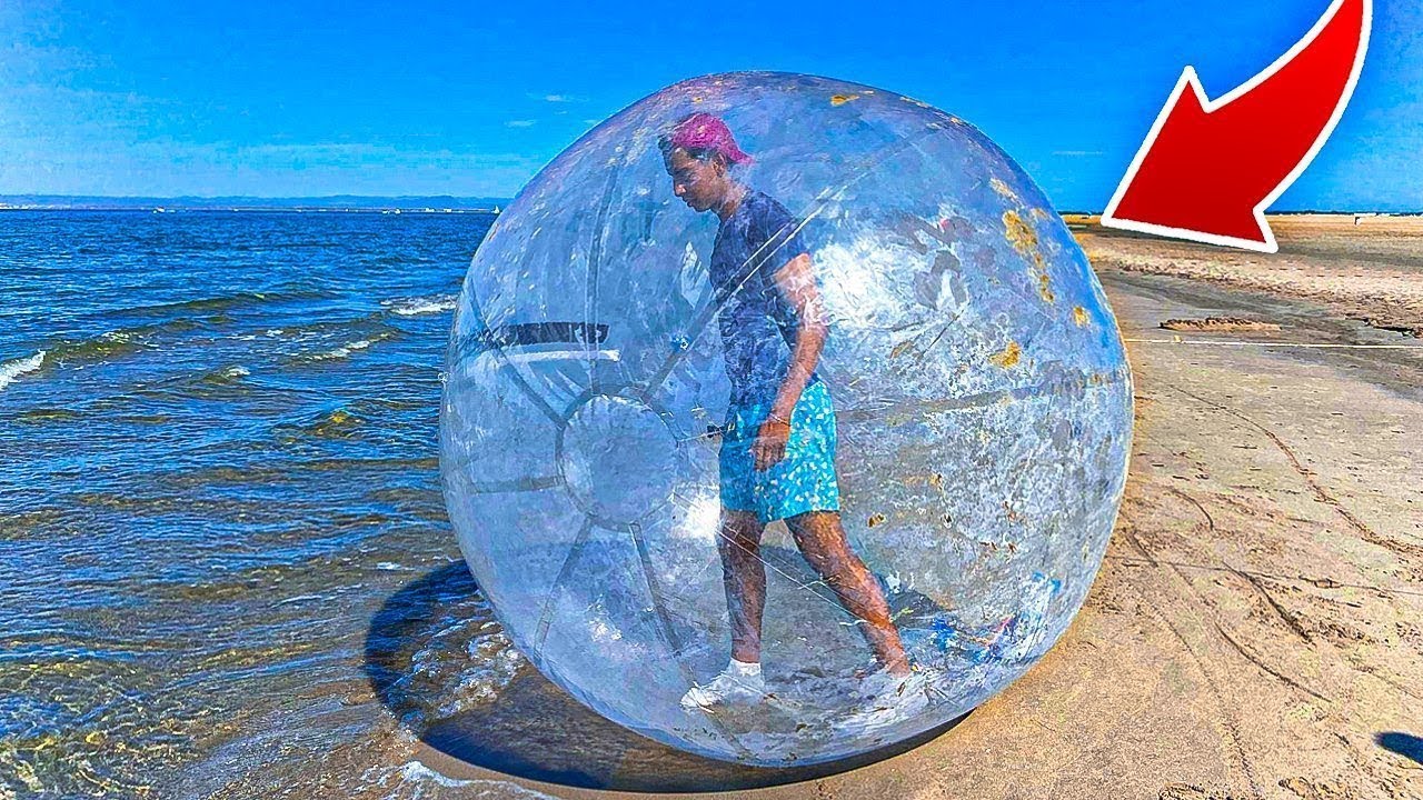 TRAVERSER LA MER ENTIÈRE EN BULLE GÉANTE GONFLABLE ! 😈