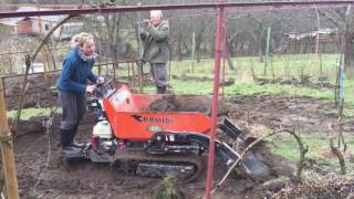 Malostroje.cz / Minibagr minidumper Cormidi / Výkop základů na skleník