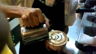 preview picture of video 'Filipino barista/ tulip latte art'