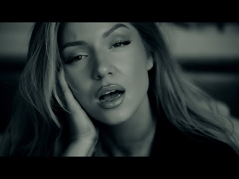 Tolvai Reni - Nyakadon a lánc (Official Music Video)