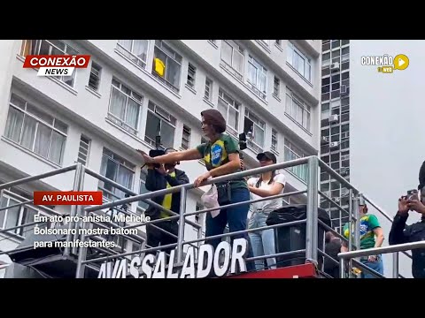 Vídeo: Em ato pró-anistia, Michelle Bolsonaro mostra batom para manifestantes, em São Paulo (SP).