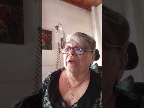 Leyendo poesía en casa. Susana de Iraola. Ringuelet. La Plata. Buenos Aires. Argentina