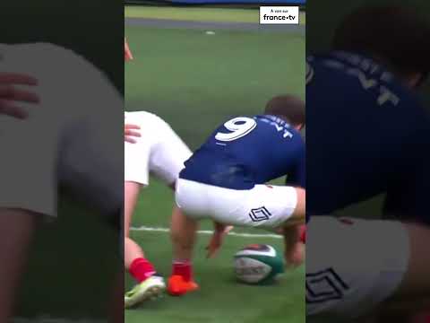 No look, out the back and inch perfect. Antoine Dupont things 🔥