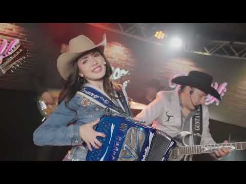 Video clip de la tierra al cielo extraña manera y hasta la miel amarga.