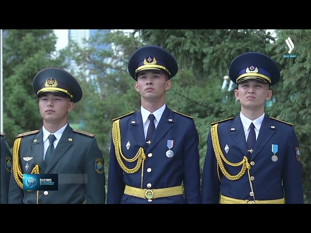 Президент Казахстана принял участие в церемонии поднятия Государственного флага