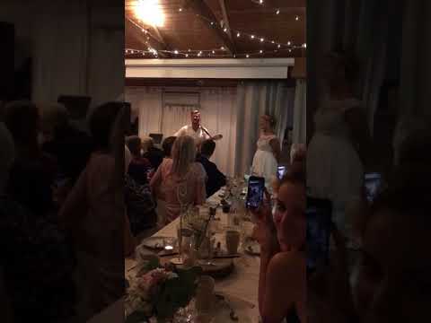 Mannen överraskar bruden på bröllopet