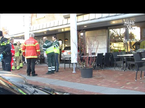 Auto rijdt in pui restaurant Olivier Bilthoven 24 11 2021