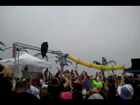 Avicii at Neptunes...this is how we broke the deck