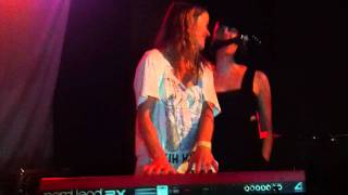 Uh Huh Her - Not A Love Song Live w/Mia Kirshner