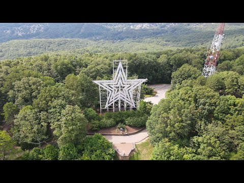image-What time does the Roanoke star turn on?