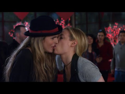 Community - Britta making out w/ Paige (HQ)