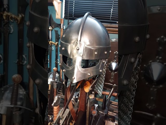 Vídeo relacionado con Epic Armoury Raven LARP - Casco de acero para gafas de vikingo, para lucha (bruñido/L)