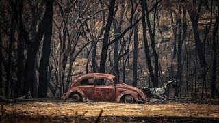 video: Australian bushfires: Firefighter dies and people trapped by 'very intense' blazes as every state hits 40C