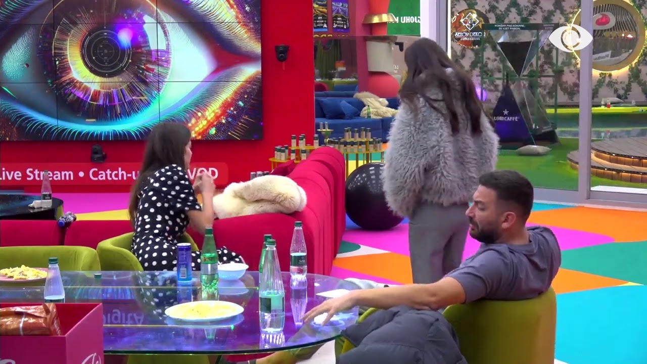 “Meme të gjalla që ecin”/ Loredana-banorëve për Vserlon: Sa i bezdisur është ky njeri…